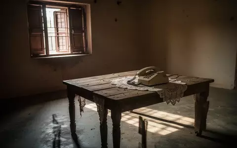 Ein verlassener Wohnraum mit einem alten Festnetztelefon auf einem Tisch in einem indischen Haus. - Foto: über boerse-global.de
