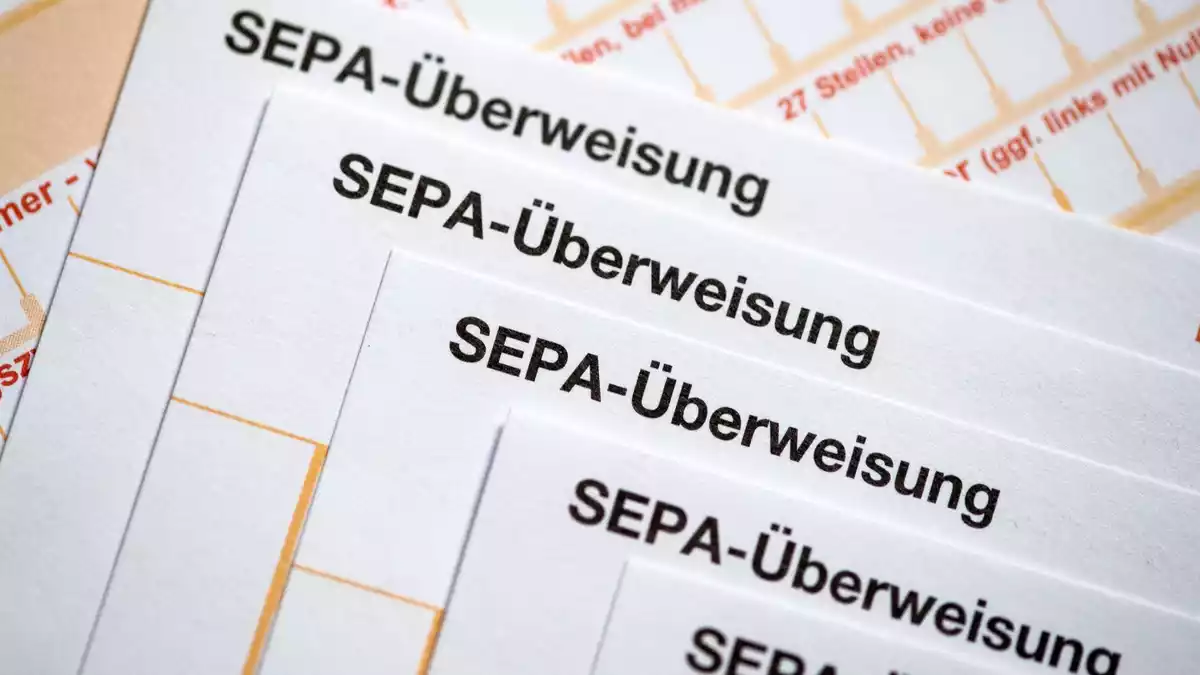 Ein Ex-Sparkassen-Mitarbeiter soll sich Geld von fremden Konten auf eigene Konten überwiesen haben. (Archivbild) - Bild: Fabian Sommer/dpa/dpa-tmn