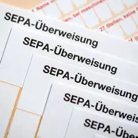 Ein Ex-Sparkassen-Mitarbeiter soll sich Geld von fremden Konten auf eigene Konten überwiesen haben. (Archivbild) - Foto: Fabian Sommer/dpa/dpa-tmn