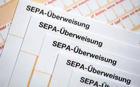 Ein Ex-Sparkassen-Mitarbeiter soll sich Geld von fremden Konten auf eigene Konten überwiesen haben. (Archivbild) - Foto: Fabian Sommer/dpa/dpa-tmn