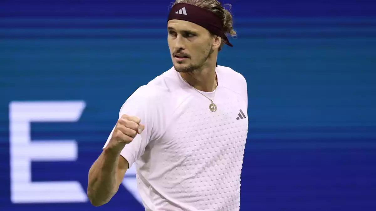 Alexander Zverev feiert den Halbfinaleinzug.  - Bild: Adam Hunger/AP/dpa