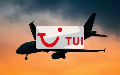 Silhouette eines Flugzeugs vor einem dramatischen, stimmungsvollen Abendhimmel als Symbol für die Reisebranche. - Foto: über boerse-global.de