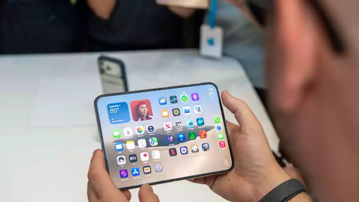 Laut Apple soll beim iPhone Duo die Falte in der Mitte des aufklappbaren Bildschirms deutlich weniger sichtbar sein als in Modellen der Konkurrenz. - Bild: Andrej Sokolow/dpa