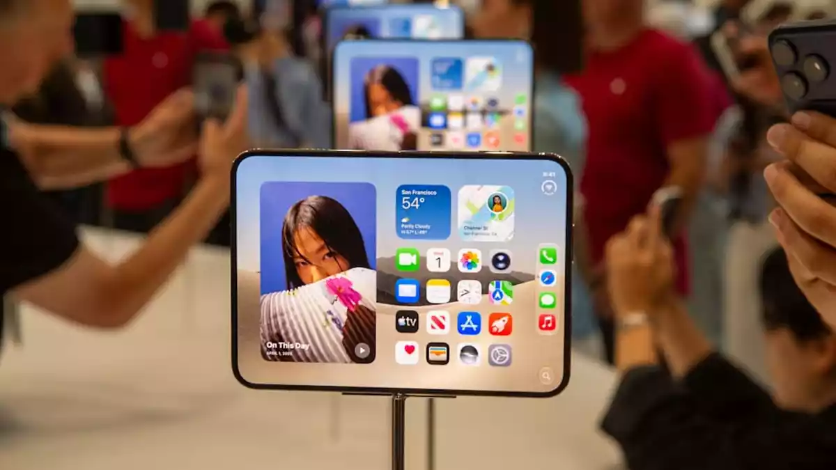 Mit dem Format des iPhone Duo sollen Nutzer Apple zufolge besser von dem größeren inneren Display profitieren als bei Modellen der Konkurrenz. - Bild: Andrej Sokolow/dpa