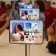 Mit dem Format des iPhone Duo sollen Nutzer Apple zufolge besser von dem größeren inneren Display profitieren als bei Modellen der Konkurrenz. - Bild: Andrej Sokolow/dpa