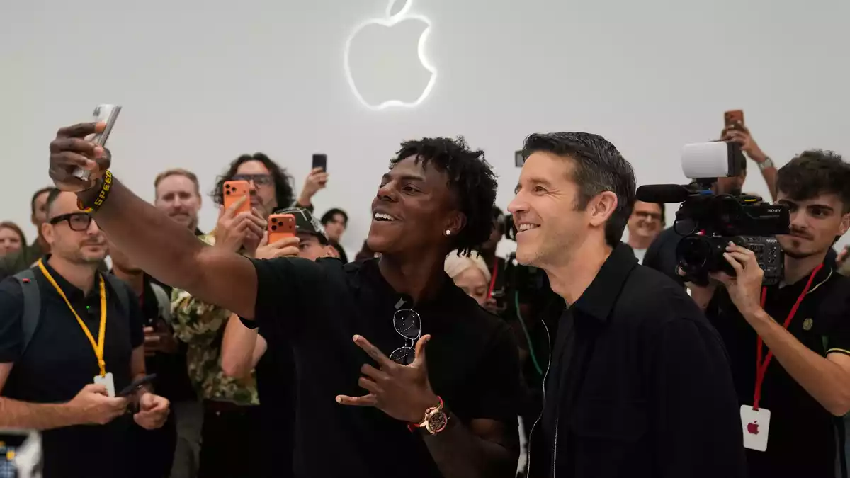 Das aufklappbare iPhone ist die erste große Wette des Konzerns unter dem neuen Chef John Ternus (rechts im Bild). - Bild: Jeff Chiu/AP/dpa