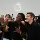 Das aufklappbare iPhone ist die erste große Wette des Konzerns unter dem neuen Chef John Ternus (rechts im Bild). - Bild: Jeff Chiu/AP/dpa