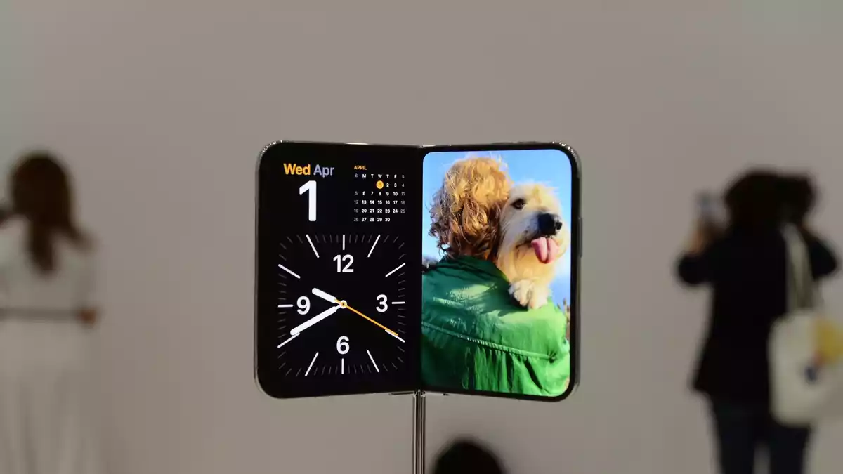 Auf dem iPhone Duo können zwei Apps nebeneinander laufen. - Bild: Andrej Sokolow/dpa