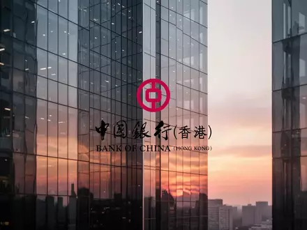 Abstrakte Darstellung einer modernen Bankenarchitektur bei Sonnenuntergang. - Foto: über boerse-global.de