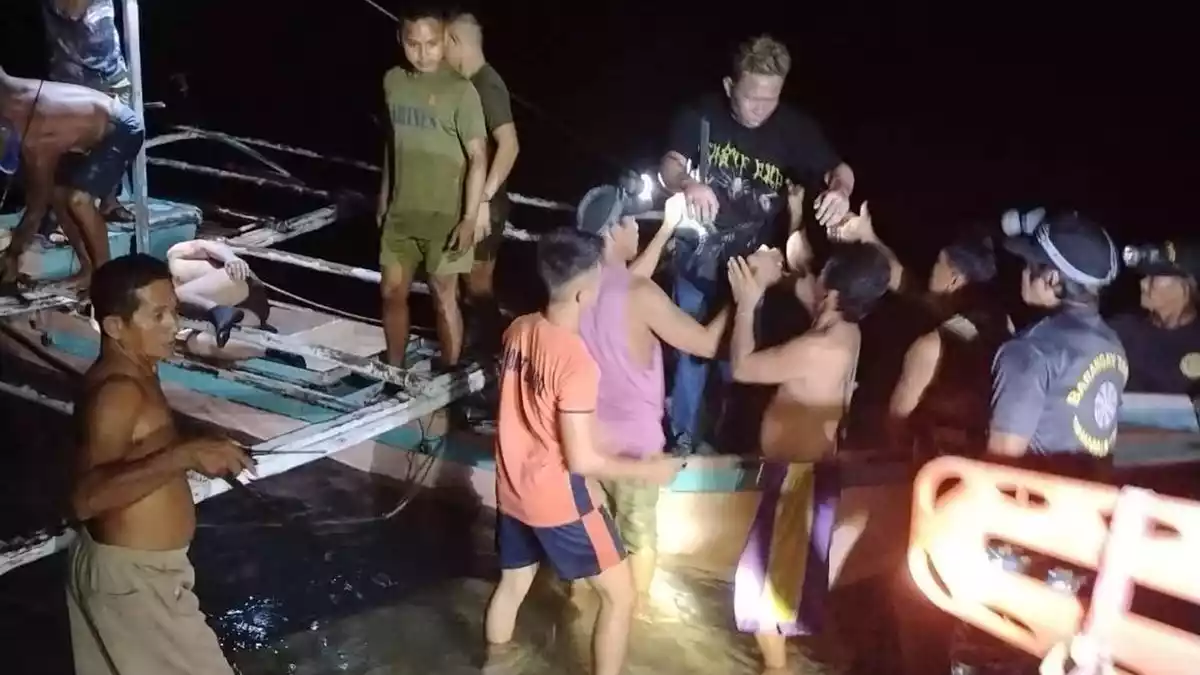 Mehr als 40 Menschen wurden zunächst gerettet. - Bild: Uncredited/Philippine Coast Guard/AP/dpa