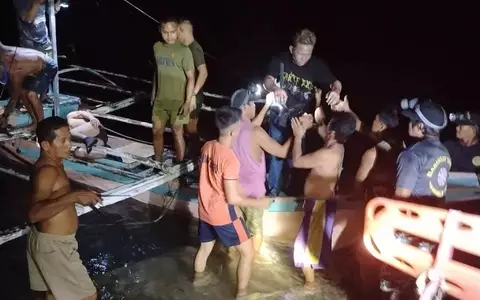 Mehr als 40 Menschen wurden zunächst gerettet. - Foto: Uncredited/Philippine Coast Guard/AP/dpa