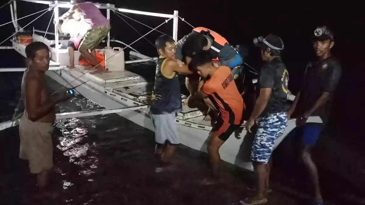 Das Unglück ereignete sich rund zwei Kilometer von der Küste entfernt. - Bild: Uncredited/Philippine Coast Guard/AP/dpa