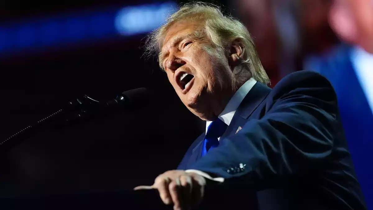 Trump will die Amerikanerinnen und Amerikaner davon überzeugen, bei den Zwischenwahlen Republikaner zu wählen.  - Bild: Julia Demaree Nikhinson/AP/dpa