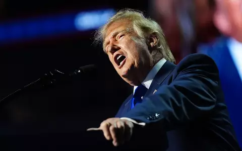 Trump will die Amerikanerinnen und Amerikaner davon überzeugen, bei den Zwischenwahlen Republikaner zu wählen.  - Foto: Julia Demaree Nikhinson/AP/dpa