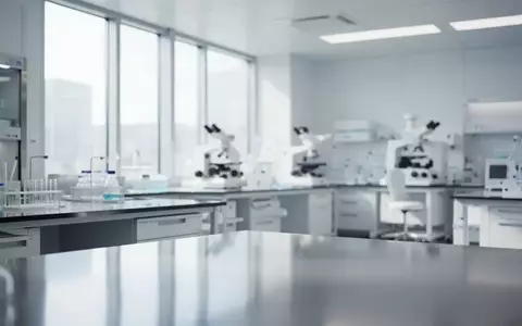 Ein minimalistisches, modernes medizinisches Forschungslabor mit steriler Atmosphäre und hellen Oberflächen. - Foto: über boerse-global.de