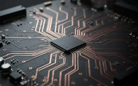 Nahaufnahme einer komplexen Leiterplatte mit feinen Kupferbahnen und Mikrochips auf einem dunklen Mainboard. - Foto: über boerse-global.de