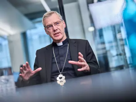Heiner Wilmer, Vorsitzender der Deutschen Bischofskonferenz, bleibt bei der ablehnenden Haltung der katholischen Kirche gegenüber der AfD. - Foto: Michael Kappeler/dpa