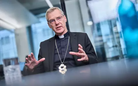 Heiner Wilmer, Vorsitzender der Deutschen Bischofskonferenz, bleibt bei der ablehnenden Haltung der katholischen Kirche gegenüber der AfD. - Foto: Michael Kappeler/dpa