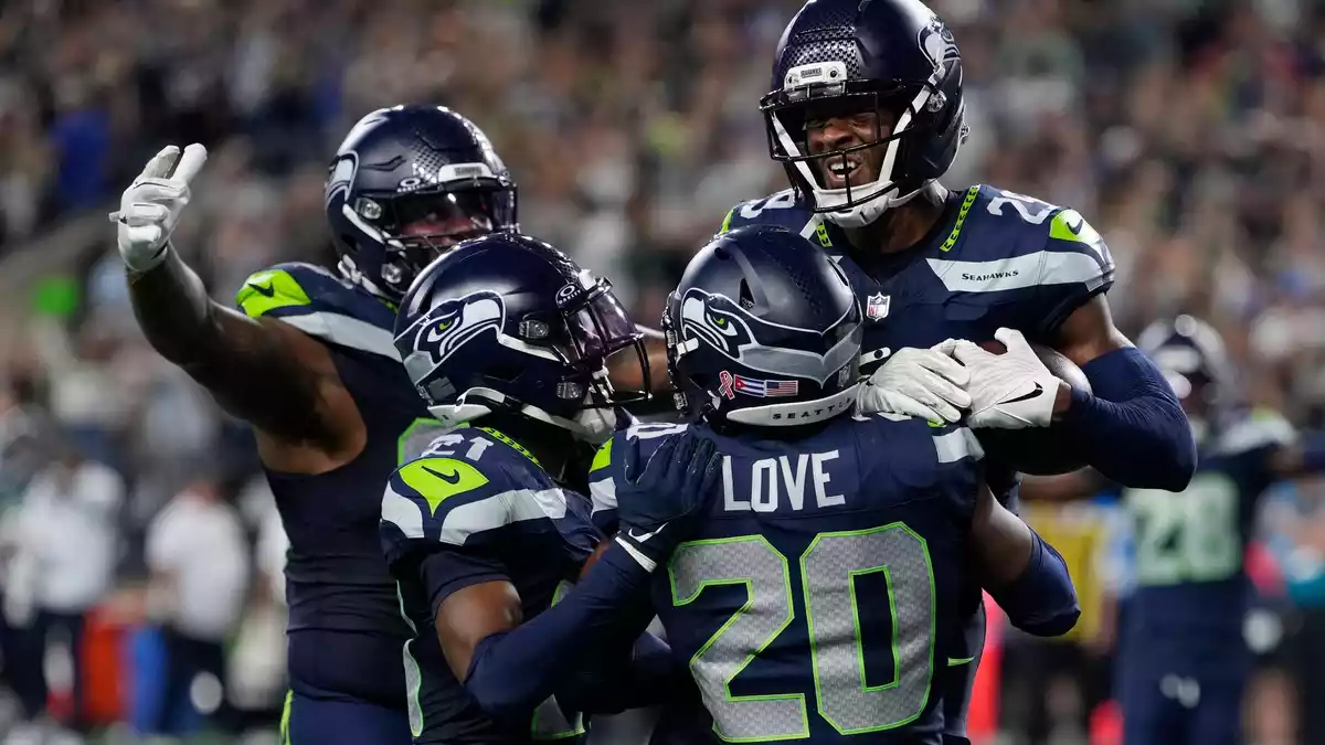 Die Seahawks ließen nach dem entscheidenden Ballgewinn der Freude freien Lauf. - Bild: Stephen Brashear/AP/dpa
