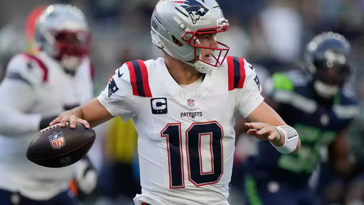 Patriots-Spielmacher Drake Maye erlebte einen Abend zum Vergessen. - Bild: Stephen Brashear/AP/dpa
