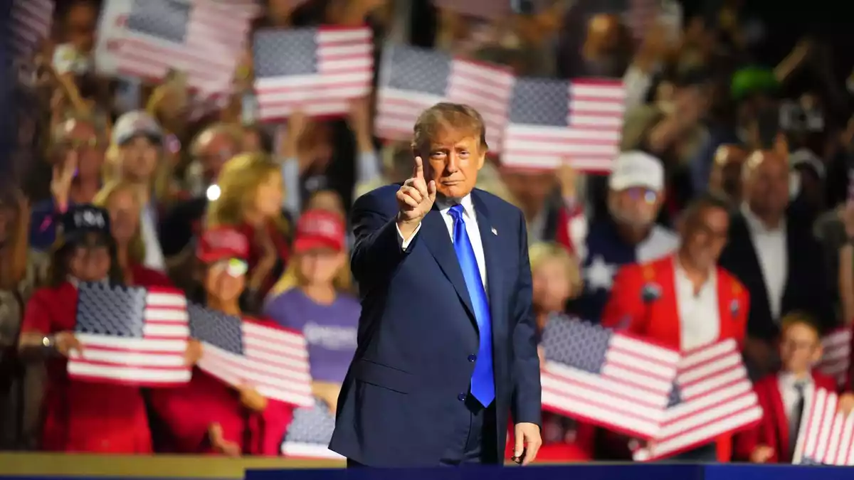 Wenn Trump vor Menschenmengen spricht, beschwört er gerade oft das Bild einer angeblich durch Kommunisten bedrohten USA hervor. (Archivbild) - Bild: Julio Cortez/AP/dpa