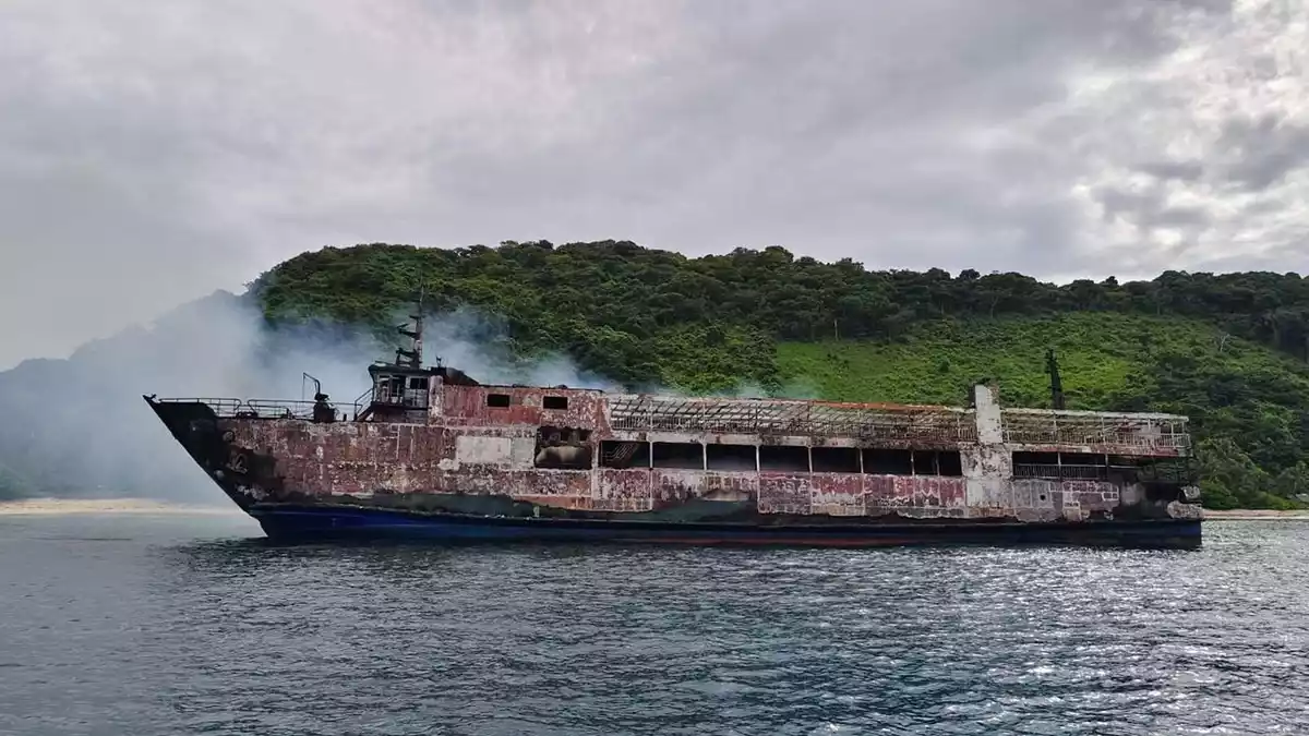 An Bord war plötzlich ein Feuer ausgebrochen. - Bild: Uncredited/Philippine Coast Guard/AP/dpa