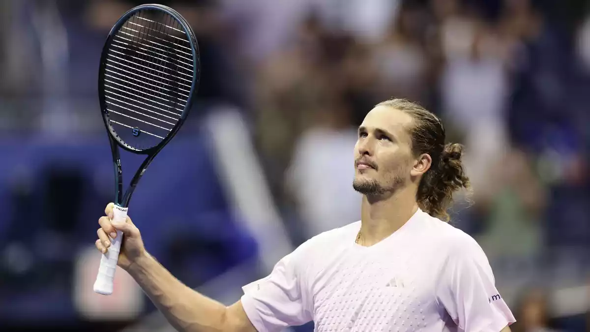 Alexander Zverev verabschiedet sich vom Publikum.  - Bild: Adam Hunger/AP/dpa