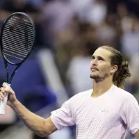 Alexander Zverev verabschiedet sich vom Publikum.  - Foto: Adam Hunger/AP/dpa