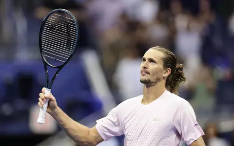 Alexander Zverev verabschiedet sich vom Publikum.  - Foto: Adam Hunger/AP/dpa
