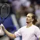 Alexander Zverev verabschiedet sich vom Publikum.  - Bild: Adam Hunger/AP/dpa