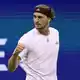 Alexander Zverev feiert den Halbfinaleinzug.  - Bild: Adam Hunger/AP/dpa