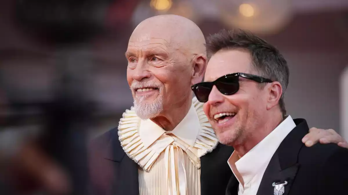 Die beiden Hauptdarsteller von «Wild Horse Nine»: John Malkovich und Sam Rockwell. (Archivbild) - Bild: Alessandra Tarantino/Invision/AP/dpa