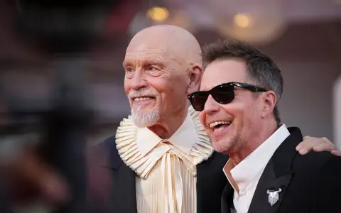 Die beiden Hauptdarsteller von «Wild Horse Nine»: John Malkovich und Sam Rockwell. (Archivbild) - Foto: Alessandra Tarantino/Invision/AP/dpa