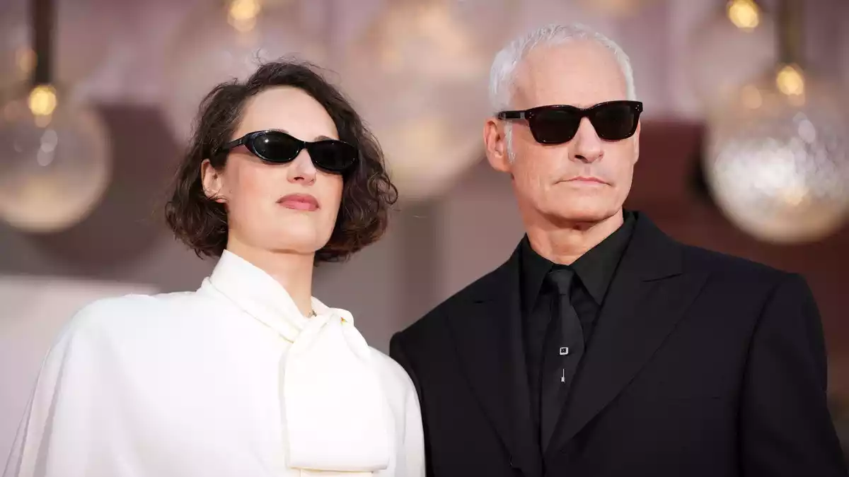 Martin McDonagh ist nicht zum ersten Mal mit einem Film in Venedig - hier mit seiner Partnerin Phoebe Waller-Bridge auf dem roten Teppich. (Archivbild) - Bild: Alessandra Tarantino/Invision/AP/dpa