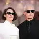 Martin McDonagh ist nicht zum ersten Mal mit einem Film in Venedig - hier mit seiner Partnerin Phoebe Waller-Bridge auf dem roten Teppich. (Archivbild) - Bild: Alessandra Tarantino/Invision/AP/dpa