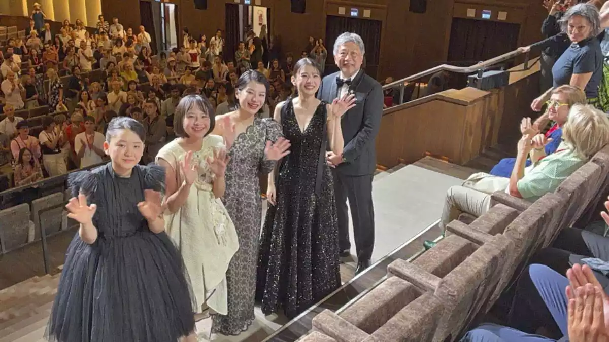 Das Filmteam und Hirokazu Koreeda (r) im Festivalpalast. - Bild: --/kyodo/dpa