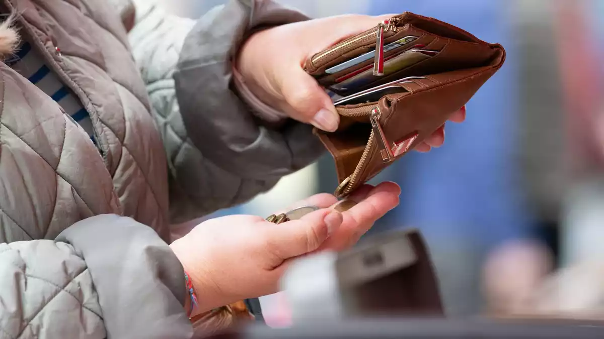Steigende Preise bremsen den privaten Konsum, der in guten Zeiten eine wichtige Stütze für das Wirtschaftswachstum ist. (Symbolbild) - Bild: Sebastian Kahnert/dpa