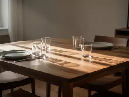 Ein minimalistisch gedeckter Esstisch in einem hellen Raum bei natürlichem Lichteinfall. - Foto: über boerse-global.de