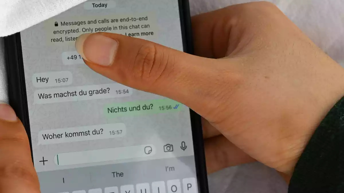 Beim Cybergrooming manipulieren Täter gezielt Kinder und Jugendliche (Archivbild). - Bild: Elisa Schu/dpa