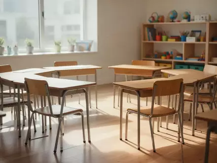 Ein heller, leerer Klassenraum mit Tischen und Stühlen in einem Kreis angeordnet, symbolisiert das schulische Lernumfeld. - Foto: über boerse-global.de