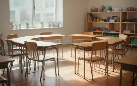 Ein heller, leerer Klassenraum mit Tischen und Stühlen in einem Kreis angeordnet, symbolisiert das schulische Lernumfeld. - Foto: über boerse-global.de