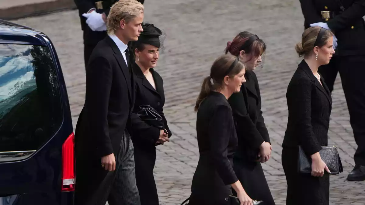 Zum Begräbnis seines Zieh-Großvaters König Harald V. durfte Høiby am Mittwoch kommen.  - Bild: Markus Schreiber/AP/dpa