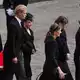 Zum Begräbnis seines Zieh-Großvaters König Harald V. durfte Høiby am Mittwoch kommen.  - Bild: Markus Schreiber/AP/dpa