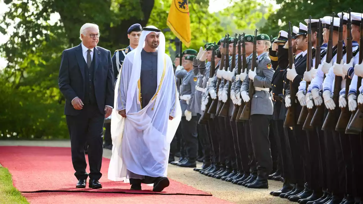 Bundespräsident Steinmeier begrüßt seinen Gast vom Golf mit militärischen Ehren - Bild: Bernd von Jutrczenka/dpa