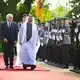 Bundespräsident Steinmeier begrüßt seinen Gast vom Golf mit militärischen Ehren - Bild: Bernd von Jutrczenka/dpa