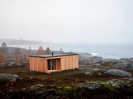 Eine minimalistische Holzhütte in einer nebligen südschwedischen Küstenlandschaft während des Herbstes. - Foto: über boerse-global.de