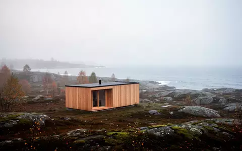 Eine minimalistische Holzhütte in einer nebligen südschwedischen Küstenlandschaft während des Herbstes. - Foto: über boerse-global.de