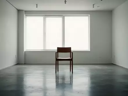 Ein minimalistischer, leerer Raum mit natürlichem Licht, der eine ruhige und aufgeräumte Atmosphäre ausstrahlt. - Foto: über boerse-global.de