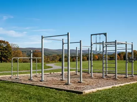 Eine Calisthenics-Anlage mit Stahlgerüsten auf einer Freizeitanlage im Freien bei Tageslicht. - Foto: über boerse-global.de