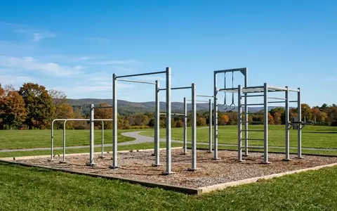 Eine Calisthenics-Anlage mit Stahlgerüsten auf einer Freizeitanlage im Freien bei Tageslicht. - Foto: über boerse-global.de